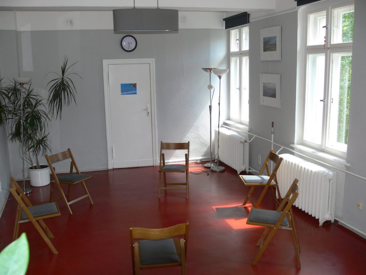 KIS-Gruppenraum in der 2. Etage des Stadtteilzentrums Prenzlauer Berg mit Stühlen, die in einem Kreis stehen