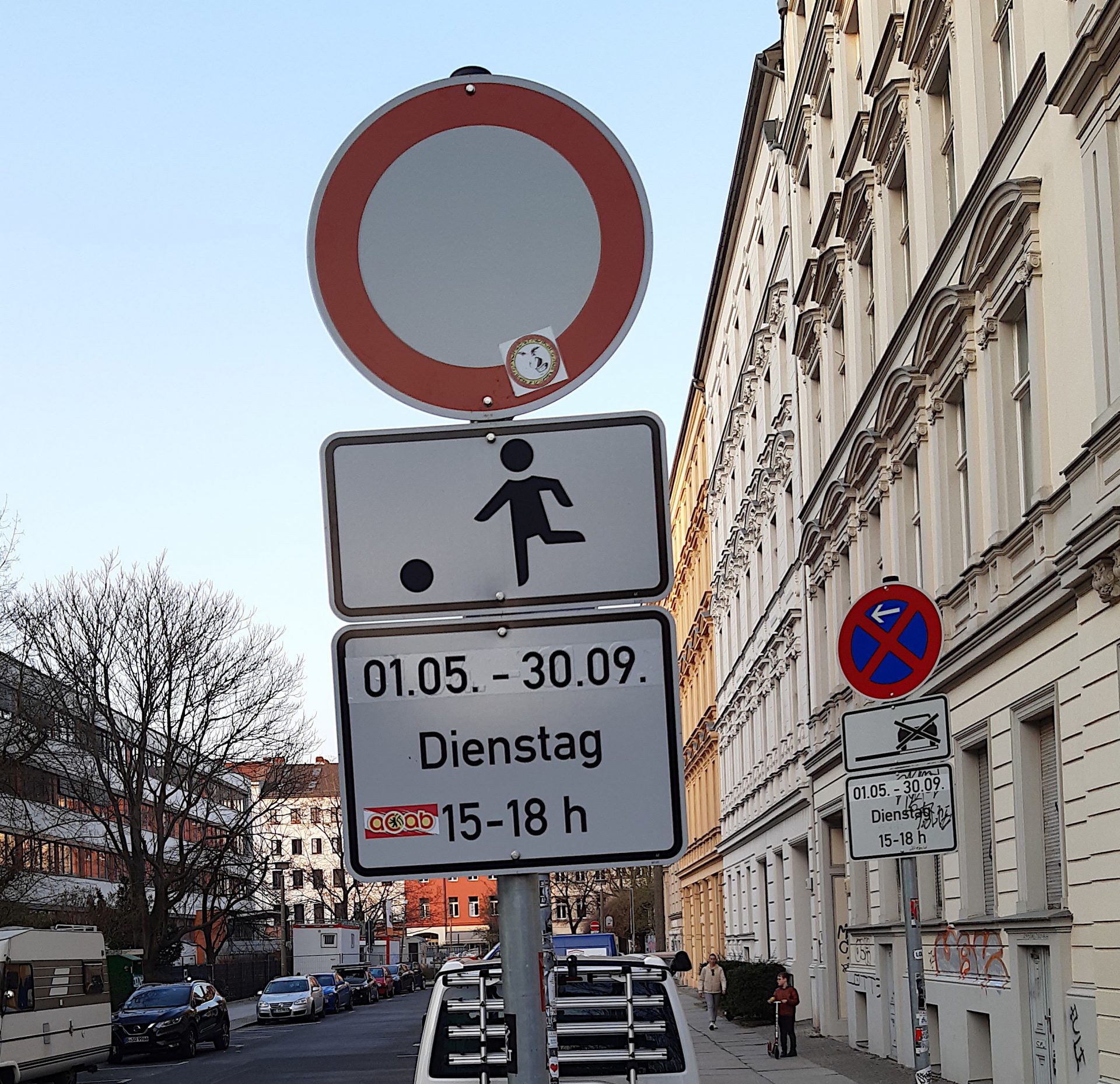Verkehrsschild (Durchfahrt verboten), das die Zeiten für die Spielstraße anzeigt: 1.5. - 30.9. Dienstag, 15-18 Uhr.