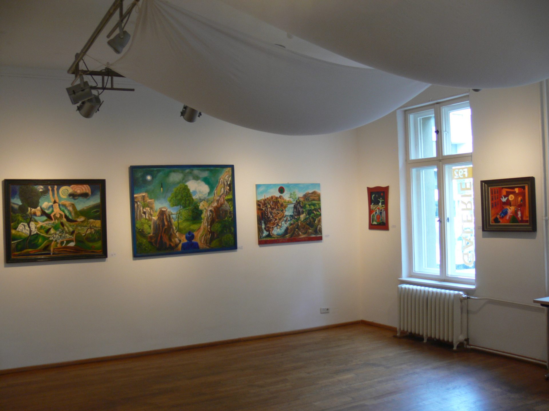 Galerieraum mit Bildern von Ladislaus Pradl.